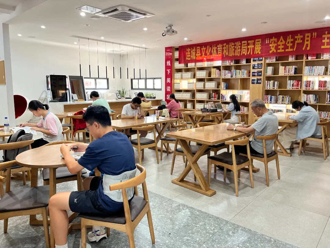 【冠豸山下是我家】連城：暑期“讀書熱”持續(xù)升溫 書香伴市民清涼度夏